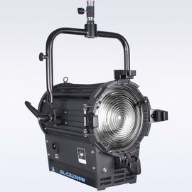 Alta saída de luz 200W LED Fresnel Light Daylight Bateria alimentada para iluminação de cinema e estúdio ((Pole-Operated Yoke) fornecedor
